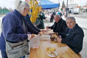 23.04.2022. Kazimierza Wielka. Kiermasz wielkanocny "Solidarni z Ukrainą" na Rynku / Marta Gajda-Kruk / Radio Kielce