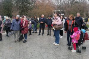 24.04.2022. Busko-Zdrój. Festyn „Ukraina dla Buska”. Na zdjęciu (w środku): Waldemar Sikora - burmistrz buska-Zdroju / Marta Gajda-Kruk / Radio Kielce