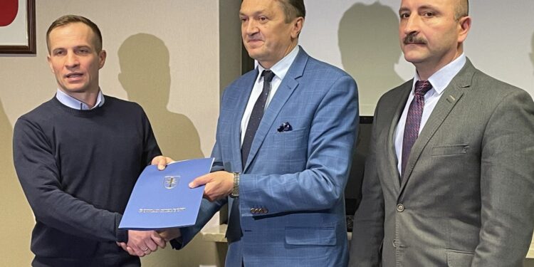 21.04.2022. Kielce. Umowy na wsparcie projektów z dotacją Starostwa Powiatowego w Kielcach. Na zdjęciu (od lewej): Piotr Sepioło - prezes Stowarzyszenia Lokalna Organizacja Turystyczna „Góry Świętokrzyskie”, Mirosław Gębski - starosta kielecki, Mariusz Ściana - członek zarządu powiatu kieleckiego / Iwona Murawska / Radio Kielce