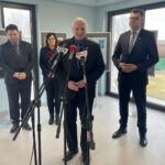 01.04.2022. Sandomierz. Otwarcie Punktu Selektywnej Zbiórki Odpadów Komunalnych. Na zdjęciu (od lewej): Wojciech Czerwiec - przewodniczący rady miasta w Sandomierzu, Piotr Sołtyk - prezes PGKiM w Sandomierzu, Wioletta Czarnecka - dyrektor Departamentu Środowiska i Gospodarki Odpadami w urzędzie marszałkowskim w Kielcach, Marek Jońca - członek zarządu województwa, Marcin Marzec - burmistrz Sandomierza, Angelika Kędzierska - naczelnik Wydziału Nadzoru Komunalnego urzędu miejskiego w Sandomierzu / Grażyna Szlęzak-Wójcik / Radio Kielce