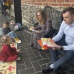 02.04.2022. Sandomierz. Czytanie bajek w Galerii „Widnokrąg”. Na zdjęciu (po prawej): Katarzyna Radziwiłko - dyrektor Sandomierskiego Centrum Kultury i Marcin Marzec - burmistrz Sandomierza / Grażyna Szlęzak-Wójcik / Radio Kielce