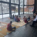 02.04.2022. Sandomierz. Czytanie bajek w Galerii „Widnokrąg” / Grażyna Szlęzak-Wójcik / Radio Kielce