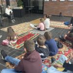 02.04.2022. Sandomierz. Czytanie bajek w Galerii „Widnokrąg” / Grażyna Szlęzak-Wójcik / Radio Kielce