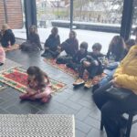 02.04.2022. Sandomierz. Czytanie bajek w Galerii „Widnokrąg” / Grażyna Szlęzak-Wójcik / Radio Kielce