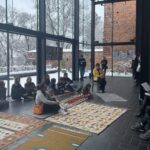 02.04.2022. Sandomierz. Czytanie bajek w Galerii „Widnokrąg” / Grażyna Szlęzak-Wójcik / Radio Kielce