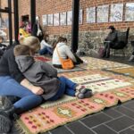 02.04.2022. Sandomierz. Czytanie bajek w Galerii „Widnokrąg” / Grażyna Szlęzak-Wójcik / Radio Kielce