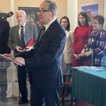 02.04.2022. Sandomierz. Gala "Sandomierzanin 2021 Roku". Na zdjęciu (przy mównicy): Marek Rożek -  prezes Klubu Miłośników Sandomierza / Grażyna Szlęzak-Wójcik / Radio Kielce