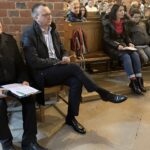 03.04.2022. Sandomierz. Koncert charytatywny na rzecz Ukrainy. Na zdjęciu (po lewej): Janusz Suszyna - naczelnik Wydziału Oświaty i Nauki w Starostwie Powiatowym w Sandomierzu i Marcin Piwnik - starosta sandomierski / Grażyna Szlęzak-Wójcik / Radio Kielce