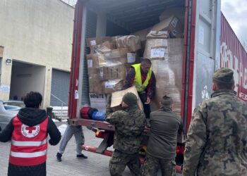 04.04.2022. Sandomierz. Przyjazd transportu z darami z Anglii jako pomoc  dla obywateli Ukrainy / Grażyna Szlęzak-Wójcik / Radio Kielce