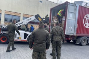 04.04.2022. Sandomierz. Przyjazd transportu z darami z Anglii jako pomoc dla obywateli Ukrainy / Grażyna Szlęzak-Wójcik / Radio Kielce