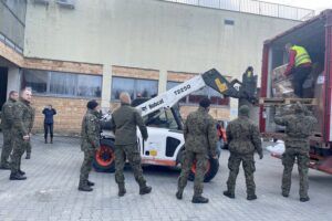 04.04.2022. Sandomierz. Przyjazd transportu z darami z Anglii jako pomoc dla obywateli Ukrainy / Grażyna Szlęzak-Wójcik / Radio Kielce