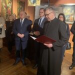 05.04.2022. Sandomierz. Inauguracja 120-lecia Muzeum Diecezjalnego w Sandomierzu. Na zdjęciu (od lewej): bp Krzysztof Nitkiewicz - ordynariusz diecezji sandomierskiej, Tomasz Huk - przewodniczący Rady Powiatu Sandomierskiego, Marcin Piwnik - starosta sandomierski, ks. Andrzej Rusak - dyrektor Muzeum Diecezjalnego w Sandomierzu, Anna Szewczyk - Starostwo Powiatowe w Sandomierzu i Marcin Marzec - burmistrz Sandomierza / Grażyna Szlęzak-Wójcik / Radio Kielce