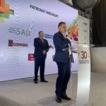 06.04.2022. Sandomierz. 30. Spotkania Sadownicze. Na zdjęciu (od lewej): Marek Kawalec - organizator  Sandomierskich Spotkań Sadowniczych, Jacek Toś - dyrektor oddziału regionalnego Krajowego Ośrodka Wsparcia Rolnictwa w Kielcach / Grażyna Szlęzak-Wójcik / Radio Kielce