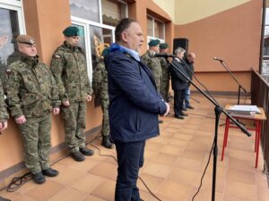 23.04.2022. Słupcza - Sandomierz. XVIII Marsz Puławiaków. Przemawia poseł Marek Kwitek / Grażyna Szlęzak-Wójcik / Radio Kielce