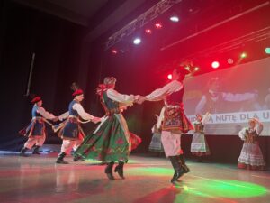 23.04.2022. Sandomierz. Port Kultury. Koncert „Na ludową nutę dla Ukrainy”. Na zdjęciu: Zespół Pieśni i Tańca „Dębianie” / Grażyna Szlęzak-Wójcik / Radio Kielce