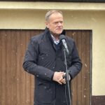04.04.2022. Starachowice. Przewodniczący Platformy Obywatelskiej Donald Tusk podczas konferencji prasowej po spotkaniu z nauczycielami w Starachowicach / Anna Głąb / Radio Kielce