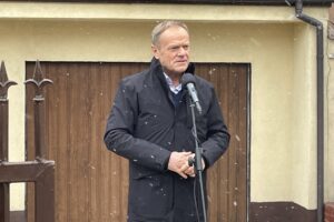 04.04.2022. Starachowice. Przewodniczący Platformy Obywatelskiej Donald Tusk podczas konferencji prasowej po spotkaniu z nauczycielami w Starachowicach / Anna Głąb / Radio Kielce