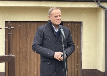 04.04.2022. Starachowice. Przewodniczący Platformy Obywatelskiej Donald Tusk podczas konferencji prasowej po spotkaniu z nauczycielami w Starachowicach / Anna Głąb / Radio Kielce