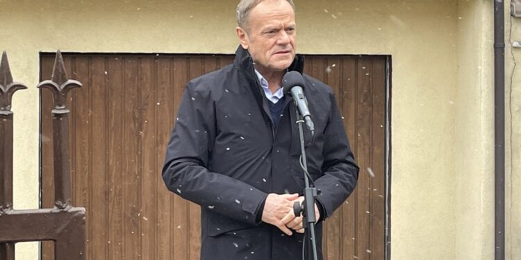 04.04.2022. Starachowice. Przewodniczący Platformy Obywatelskiej Donald Tusk podczas konferencji prasowej po spotkaniu z nauczycielami w Starachowicach / Anna Głąb / Radio Kielce