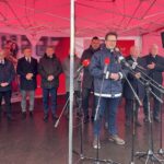 04.04.2022. Skarżysko-Kamienna. Rozpoczęcie budowy hali dla spółki POLREGIO. Na zdjęciu (od lewej): Marcin Perz - prezes SSE Starachowice, Krzysztof Pióro - dyrektor Zakładów Linii Kolejowych w Skarżysku, Artur Berus - starosta skarżyski, Andrzej Pruś - przewodniczący sejmiku województwa świętokrzyskiego, Andrzej Brzeziński - wiceprezydent Skarżyska, Konrad Kronig - prezydent Skarżyska, Andrzej Bittel - sekretarz stanu w Ministerstwie Infrastruktury, poseł Agata Wojtyszek, poseł Krzysztof Lipiec, Andrzej Bętkowski - marszałek województwa świętokrzyskiego, Artur Martyniuk - prezes zarządu POLREGIO / Anna Głąb / Radio Kielce