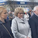 10.04.2022. Starachowice. 12 rocznica katastrofy smoleńskiej. Na zdjęciu (od lewej): PiS, Agnieszka Kuś - radna powiatowa, Danuta Krępa - radna powiatowa, poseł Krzysztof Lipiec / Anna Głąb / Radio Kielce