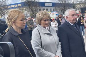 10.04.2022. Starachowice. 12 rocznica katastrofy smoleńskiej. Na zdjęciu (od lewej): PiS, Agnieszka Kuś - radna powiatowa, Danuta Krępa - radna powiatowa, poseł Krzysztof Lipiec / Anna Głąb / Radio Kielce