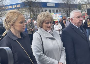 10.04.2022. Starachowice. 12 rocznica katastrofy smoleńskiej. Na zdjęciu (od lewej): PiS, Agnieszka Kuś - radna powiatowa, Danuta Krępa - radna powiatowa, poseł Krzysztof Lipiec / Anna Głąb / Radio Kielce