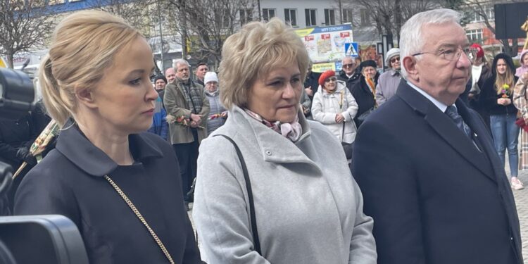 10.04.2022. Starachowice. 12 rocznica katastrofy smoleńskiej. Na zdjęciu (od lewej): PiS, Agnieszka Kuś - radna powiatowa, Danuta Krępa - radna powiatowa, poseł Krzysztof Lipiec / Anna Głąb / Radio Kielce