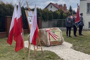 23.04.2022. Bodzentyn. Odsłonięcie obelisku upamiętniającego policjantów zamordowanych w Katyniu / Anna Głąb / Radio Kielce