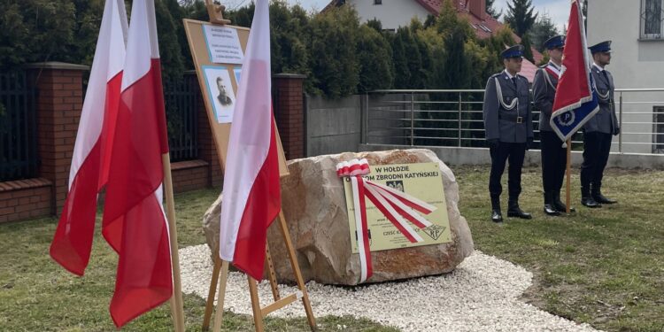 23.04.2022. Bodzentyn. Odsłonięcie obelisku upamiętniającego policjantów zamordowanych w Katyniu / Anna Głąb / Radio Kielce