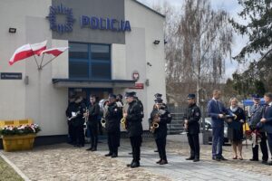 23.04.2022. Bodzentyn. Odsłonięcie obelisku upamiętniającego policjantów zamordowanych w Katyniu / Anna Głąb / Radio Kielce