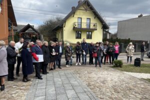 23.04.2022. Bodzentyn. Odsłonięcie obelisku upamiętniającego policjantów zamordowanych w Katyniu / Anna Głąb / Radio Kielce