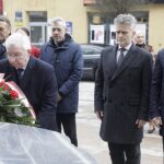 09.04.2022. Kielce. Upamiętnienie ofiar katastrofy smoleńskiej. Na zdjęciu (od lewej): Mirosław Gębski - starosta kielecki, poseł Krzysztof Lipiec, Tadeusz Kozior - radny kielecki, senator Krzysztof Słoń, wicewojewoda Rafał Nowak / Jarosław Kubalski / Radio Kielce