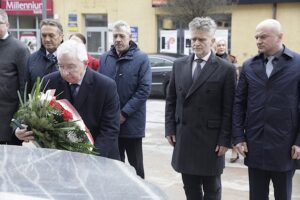 09.04.2022. Kielce. Upamiętnienie ofiar katastrofy smoleńskiej. Na zdjęciu (od lewej): Mirosław Gębski - starosta kielecki, poseł Krzysztof Lipiec, Tadeusz Kozior - radny kielecki, senator Krzysztof Słoń, wicewojewoda Rafał Nowak / Jarosław Kubalski / Radio Kielce