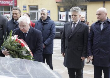 09.04.2022. Kielce. Upamiętnienie ofiar katastrofy smoleńskiej. Na zdjęciu (od lewej): Mirosław Gębski - starosta kielecki, poseł Krzysztof Lipiec, Tadeusz Kozior - radny kielecki, senator Krzysztof Słoń, wicewojewoda Rafał Nowak / Jarosław Kubalski / Radio Kielce