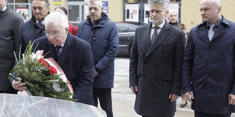 09.04.2022. Kielce. Upamiętnienie ofiar katastrofy smoleńskiej. Na zdjęciu (od lewej): Mirosław Gębski - starosta kielecki, poseł Krzysztof Lipiec, Tadeusz Kozior - radny kielecki, senator Krzysztof Słoń, wicewojewoda Rafał Nowak / Jarosław Kubalski / Radio Kielce