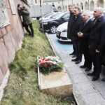 09.04.2022. Kielce. Upamiętnienie ofiar katastrofy smoleńskiej. Na zdjęciu (od lewej): Daniel Walas - sekretarz Prawa i Sprawiedliwości w regionie świętokrzyskim, Mirosław Gębski - starosta kielecki, poseł Krzysztof Lipiec, Rafał Nowak - wicewojewoda kielecki, senator Krzysztof Słoń / Jarosław Kubalski / Radio Kielce