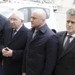 09.04.2022. Kielce. Upamiętnienie ofiar katastrofy smoleńskiej. Na zdjęciu (od lewej): Mirosław Gębski - starosta kielecki, poseł Krzysztof Lipiec, Rafał Nowak - wicewojewoda kielecki, senator Krzysztof Słoń / Jarosław Kubalski / Radio Kielce