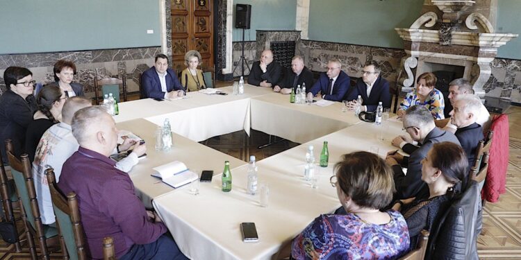 29.04.2022. Kielce. WDK. Spotkanie organizatorów mszy św. w rocznicę nabożeństwa, które Jan Paweł II odprawił na lotnisku w Masłowie / Jarosław Kubalski / Radio Kielce