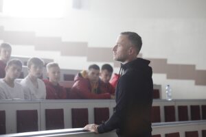 27.04.2022. Nowiny. Spotkanie piłkarzy ukraińskiego klubu Metalist Charków z kapitanem reprezentacji Polski w amp futbolu Przemysławem Świerczem / Jarosław Kubalski / Radio Kielce