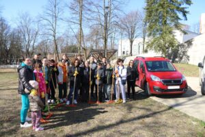 12.04.2022. Starachowice. Uchodźcy z Ukrainy sprzątają park miejski / UM Starachowice