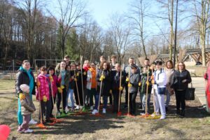 12.04.2022. Starachowice. Uchodźcy z Ukrainy sprzątają park miejski / UM Starachowice