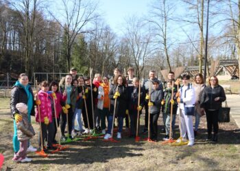 12.04.2022. Starachowice. Uchodźcy z Ukrainy sprzątają park miejski / UM Starachowice