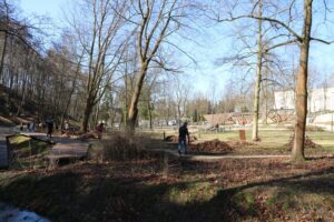 12.04.2022. Starachowice. Uchodźcy z Ukrainy sprzątają park miejski / UM Starachowice