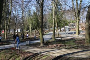 12.04.2022. Starachowice. Uchodźcy z Ukrainy sprzątają park miejski / UM Starachowice