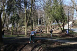 12.04.2022. Starachowice. Uchodźcy z Ukrainy sprzątają park miejski / UM Starachowice