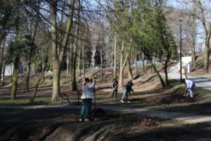 12.04.2022. Starachowice. Uchodźcy z Ukrainy sprzątają park miejski / UM Starachowice