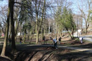 12.04.2022. Starachowice. Uchodźcy z Ukrainy sprzątają park miejski / UM Starachowice