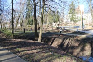 12.04.2022. Starachowice. Uchodźcy z Ukrainy sprzątają park miejski / UM Starachowice