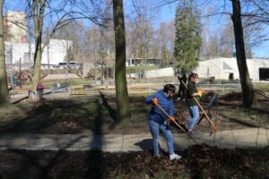 12.04.2022. Starachowice. Uchodźcy z Ukrainy sprzątają park miejski / UM Starachowice